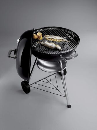 Вугільний гриль Weber Compact Kettle 57 см, порцелянове емалювання, кришка і котел, тринога з колесами, хромована решітка, чорний