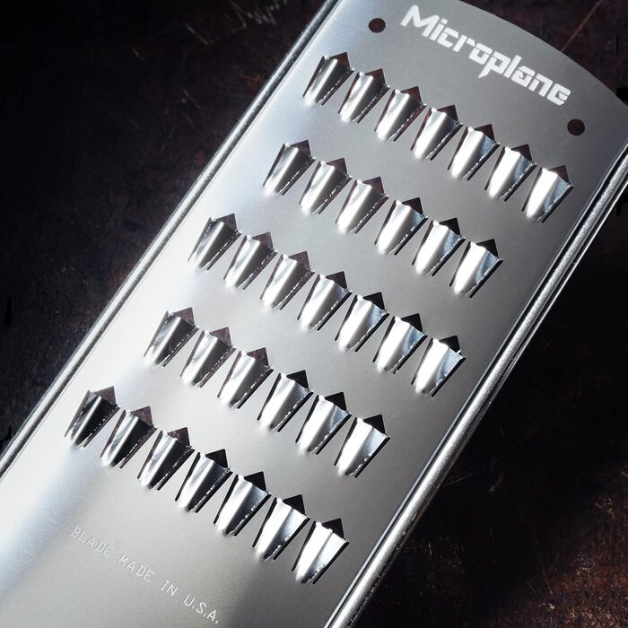 Терка Microplane для дрібної соломки, для моркви, цукіні, картоплі, яблук, буряка та редьки, з нержавіючої сталі, чорна, вироблено в США
