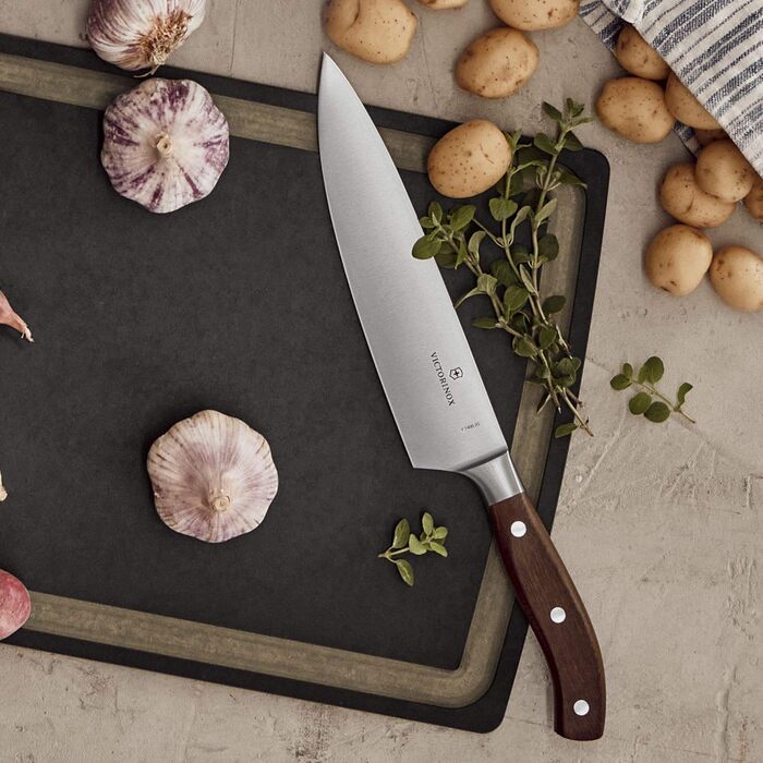 Професійний ніж для нарізання Victorinox Grand Maître, 20 см, надгостре лезо з прямим заточенням, дерев'яна ручка, нержавіюча сталь, коричневий