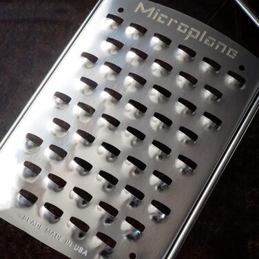 Терка Microplane XL-груба для картоплі, сиру, капусти, огірків, гарбуза та цукіні, чорна, леза з нержавіючої сталі, виробництво США