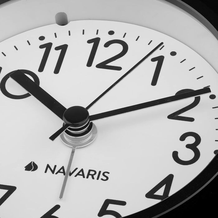 Аналоговий настільний годинник Navaris з дерева, квадратний, 13,2x13,2x4,3 см, безшумний, білий циферблат, вінтажні стрілки, темно-коричневий