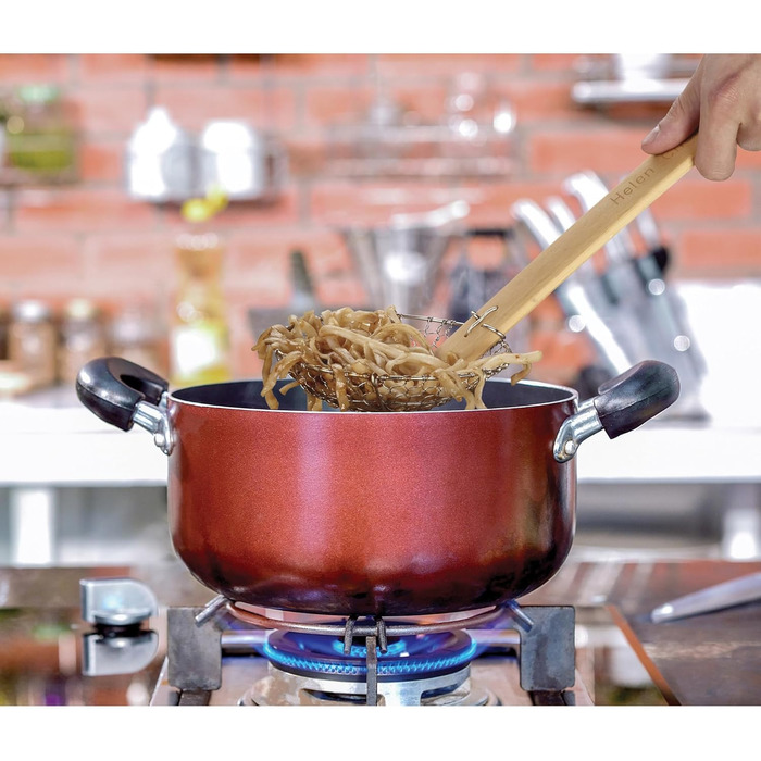 Шумівка з неіржавної сталі з дерев'яною ручкою Helen's Asian Kitchen, 17,8 см – сітчаста ложка для смаження та варіння великих порцій