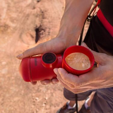 Портативна кавоварка WACACO Nanopresso, 18 бар, ручна, для подорожей, кемпінгу та походів, оновлена версія Minipresso, червона