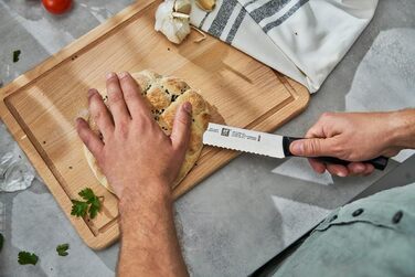 Ніж для хліба ZWILLING Twin Pollux 20 см, нержавіюча сталь, хвилясте лезо, пластиковий руків'я, чорний