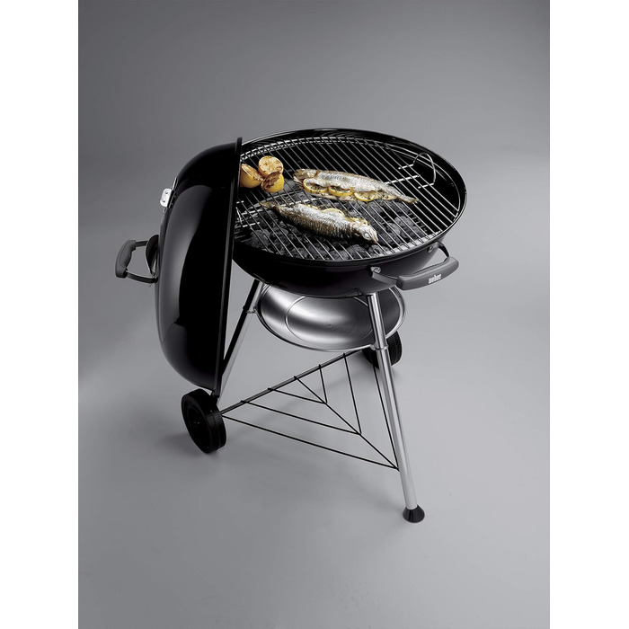 Вугільний гриль Weber Compact Kettle 57 см, порцелянове емалювання, кришка і котел, тринога з колесами, хромована решітка, чорний