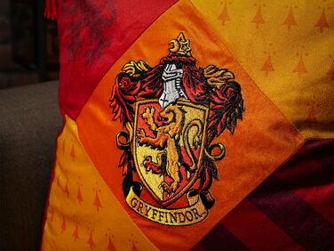 Подушка Elbenwald Harry Potter з китицями у стилі Ґрифіндор, з вишитою емблемою, червоно-жовта, 48x48 см