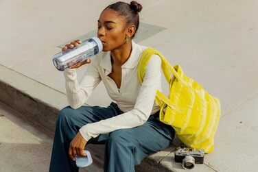 Фільтрована пляшка LifeStraw Go 651 мл без BPA для подорожей і щоденного використання – очищає воду від бактерій, паразитів, мікропластику та покращує смак (колір Aegean Sea)