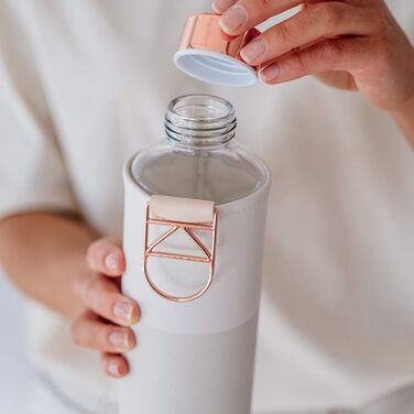 Велика пляшка для води EQUA 750 мл з боросилікатного скла, BPA-free, з чохлом із екошкіри, герметична (Sage)