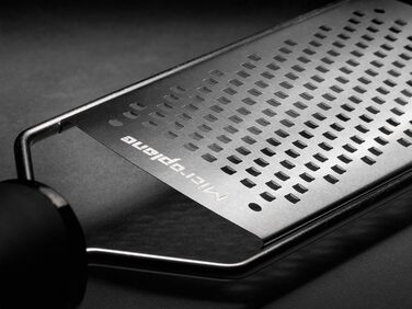 Терка Microplane грубого помолу для сиру, моркви, імбиру, кокосу та хрону, чорна з лезами з нержавіючої сталі, вироблено в США