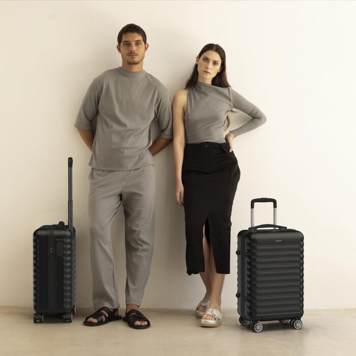 Ручна поклажа валіза Upfly XS 55x36x19 см, 31 л, ABS, 4 подвійні гумові колеса, кодовий замок, роздільник, ремені для фіксації, чорна жорстка оболонка