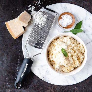Терка Microplane з нержавіючої сталі для твердого сиру, цитрусових, шоколаду, імбиру, мускатного горіха та кориці, чорна, вироблено в США