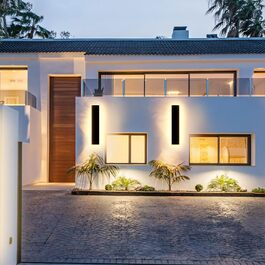 Довгий чорний LED настінний світильник Lange Villa, водонепроникний IP65, алюміній і акрил, 30 см, 12 Вт, тепле світло, для вулиці та дому: сад, тераса, спальня, вітальня