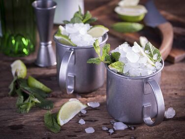 Набір для коктейлів Moscow Mule: 2 склянки по 500 мл, барна ложка 27 см, джигер 5cl, чорна преса для лайма, харчова нержавійка, подарункова коробка