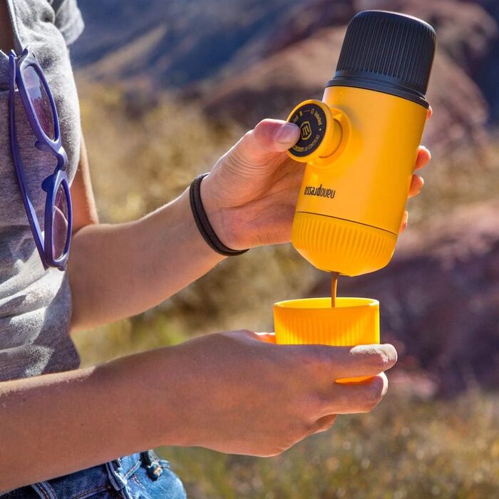 Портативна кавоварка WACACO Nanopresso, 18 бар, ручна, для подорожей, кемпінгу та походів, жовта