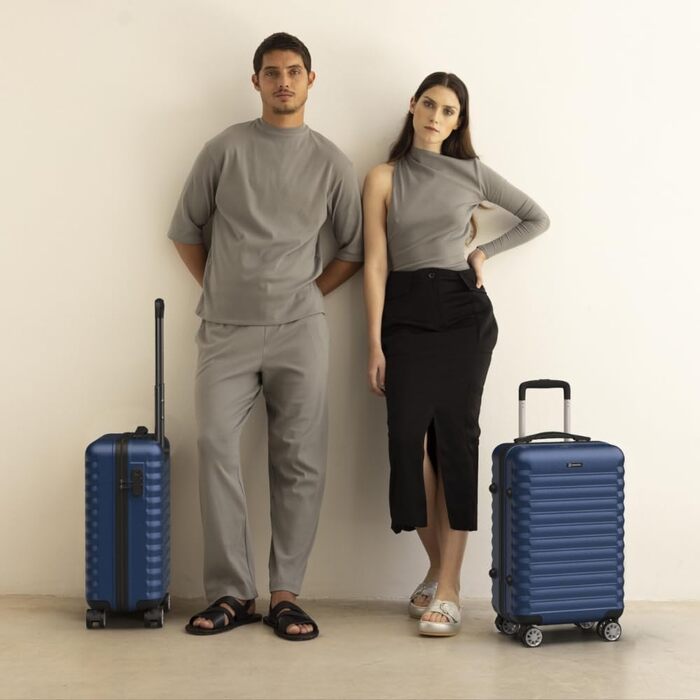 Дорожня валіза Upfly XS 55x36x19 см, 31 л, ABS, 4 подвійні гумові колеса, кодовий замок, жорсткий корпус, з роздільником і ременями для фіксації речей