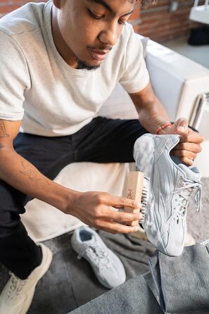 SHOE MGK Набір для догляду за взуттям Deluxe – засіб для чищення білих, шкіряних, замшевих, текстильних та інших типів взуття, 236 мл, з м'якою щіткою