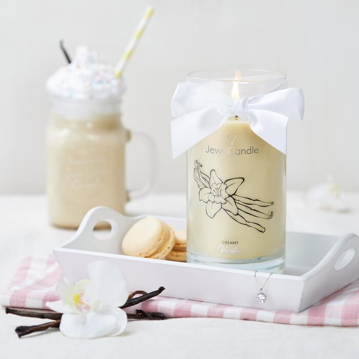 Ароматна свічка JuwelKerze Creamy Vanilla з підвіскою з срібла, велика бежева свічка-ювелірка з орієнтальним ароматом, сюрприз-прикраса всередині, ідеальний подарунок для жінок, 80 годин горіння