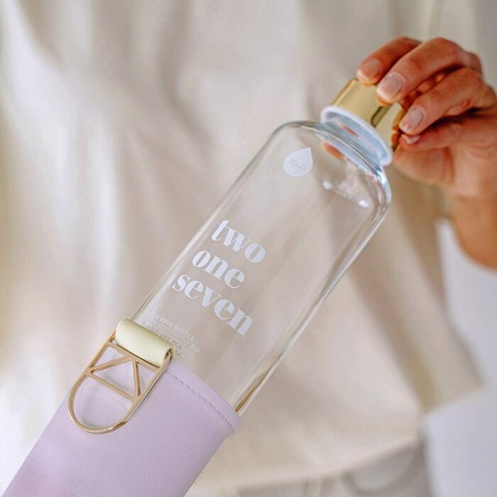 Велика пляшка для води EQUA 750 мл з боросилікатного скла, BPA-free, лілова, із захисним чохлом з екошкіри, герметична