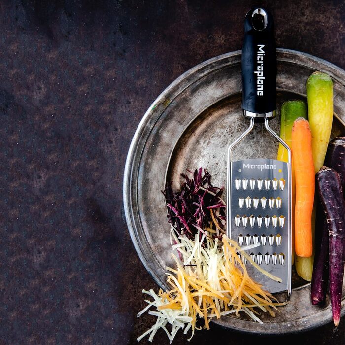 Терка Microplane для дрібної соломки, для моркви, цукіні, картоплі, яблук, буряка та редьки, з нержавіючої сталі, чорна, вироблено в США